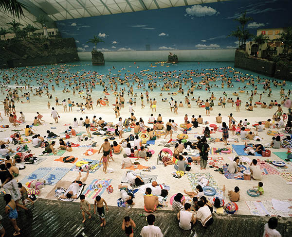 JAPÁN, Miyazaki, Az Ocean Dome mesterséges tengerpartja
1996 © Martin Parr / Magnum Photos