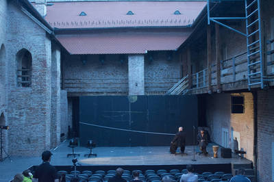 Jelent az előadásból - © theater.hu - Ilovszky  Béla