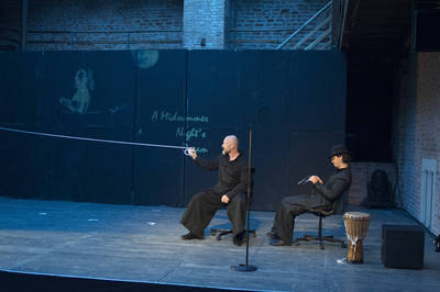 Jelent az előadásból - © theater.hu - Ilovszky  Béla