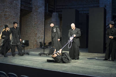 Jelent az előadásból - © theater.hu - Ilovszky  Béla