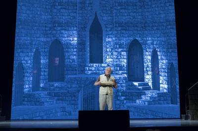 A főpróbán Szinetár Miklós az előadás rendezője olvasta fel a Prológust - © theater.hu - Ilovszky  Béla