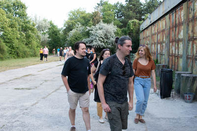 Nézők érkeznek az előadásra - © theater.hu - Ilovszky  Béla