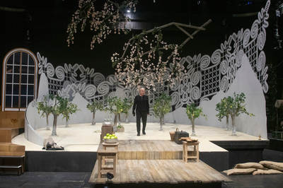 Az előadás díszlete, középen Alexander Belozub tervező - © theater.hu - Ilovszky  Béla